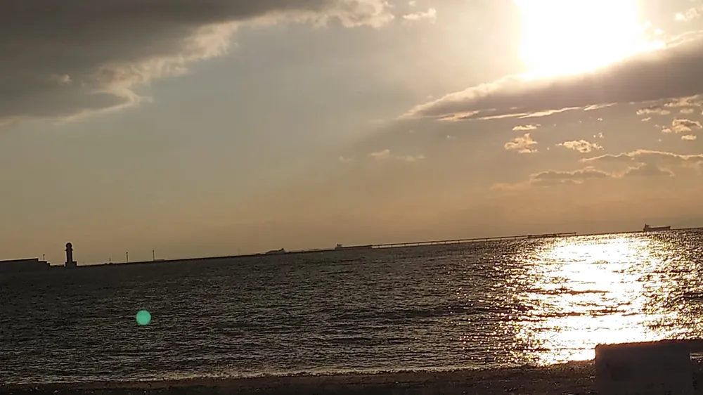 知多半島の港に沈む夕日